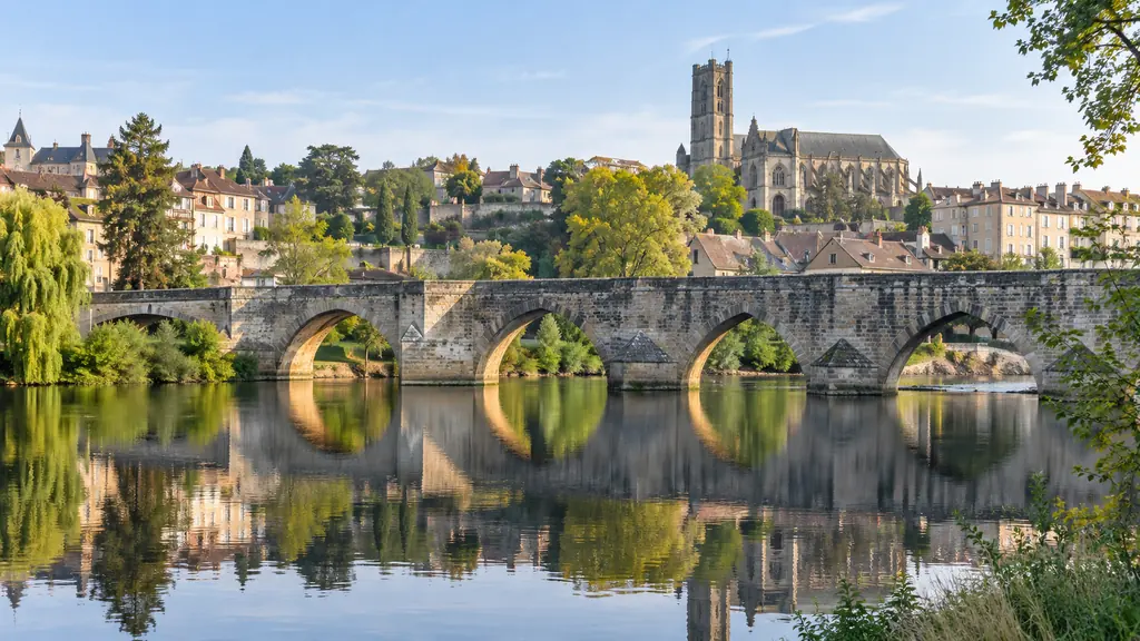 Pont médiéval Saint-Étienne reflété dans la Vienne à Limoges