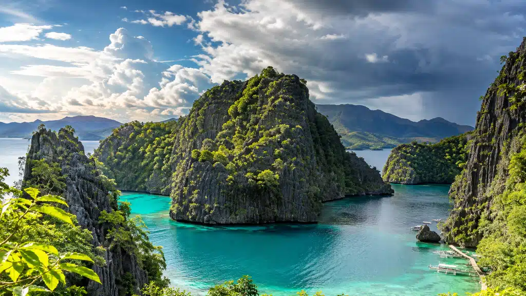 Lagons et îlots tropicaux des Philippines sous un ciel changeant